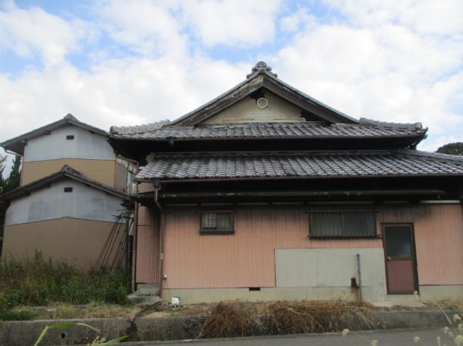 1980s wood house with outbuildings in Kagawa