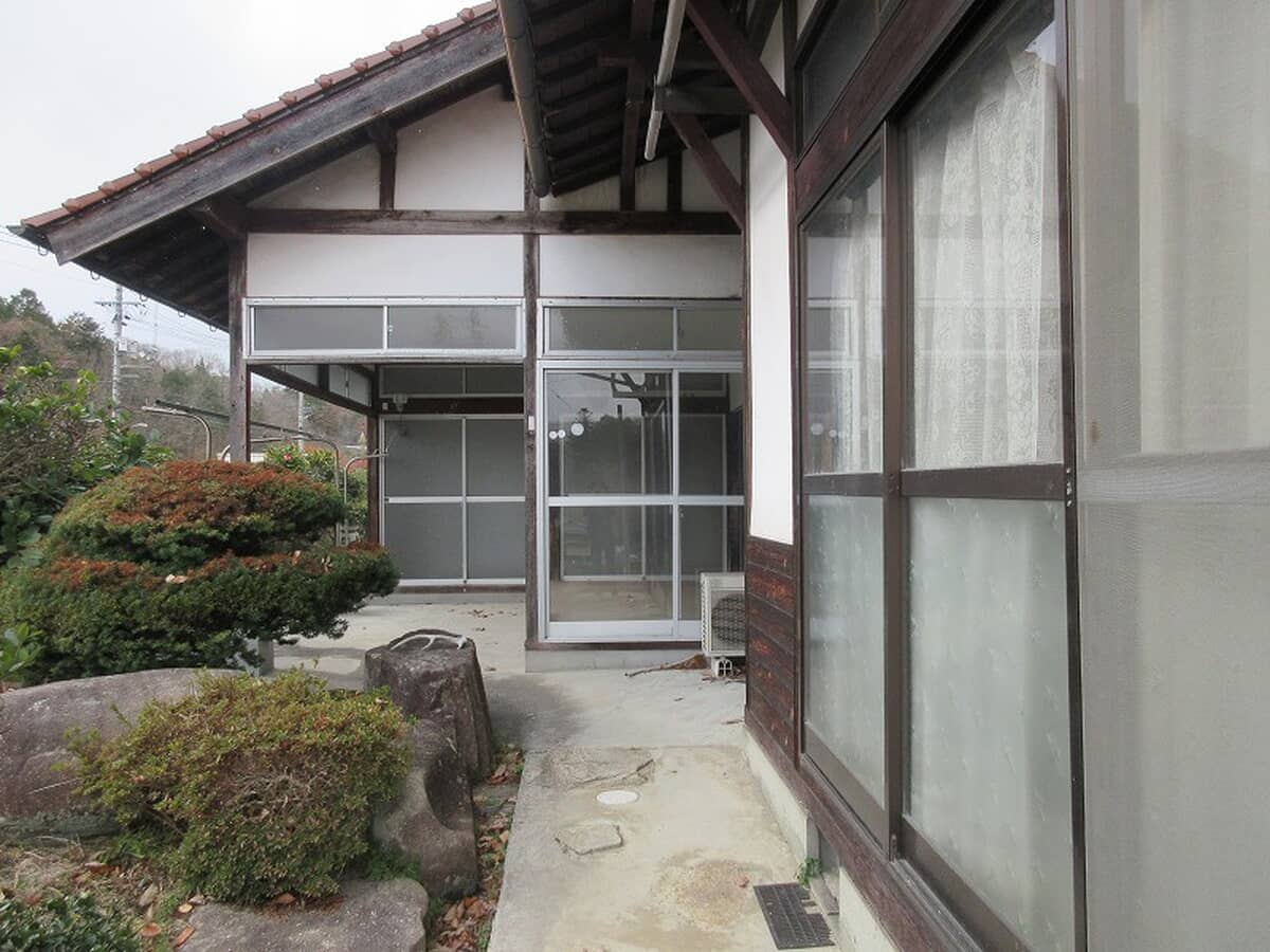 1970s wood house on a large plot in Hiroshima