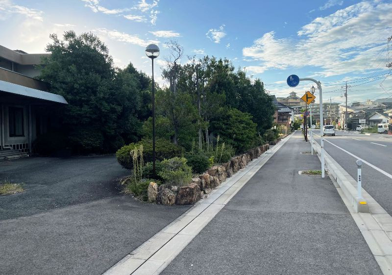 1970s concrete house on a large plot in Tottori