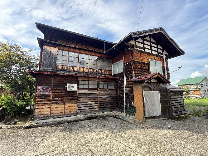 1950s wood house, 13-min walk to station, Tokamachi, Niigata