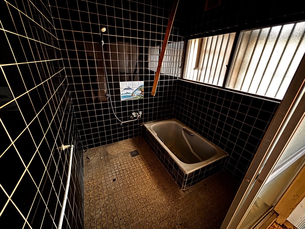 1980s wood house near the coast in Nishimochida, Aira