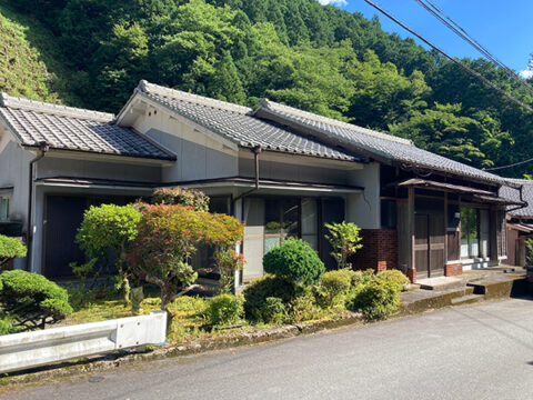 Convenient location along national highway, spacious 6DK layout. Rare Yoshino-built property.