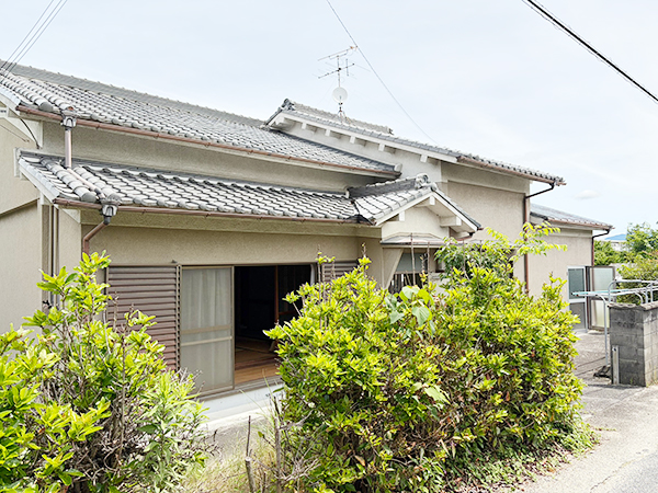 Property with a paddy field behind the house