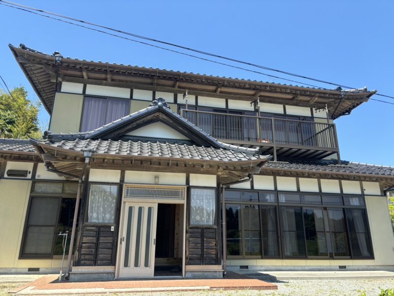 1980s wood house on a large plot in Iwate
