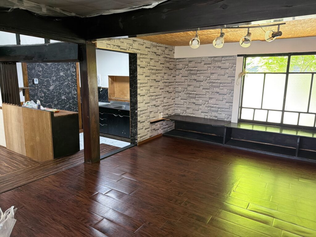 Wood house with storehouses in Omiya, Kyotango