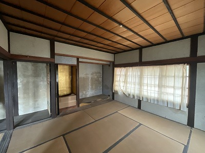 A compact shop-and-residence with remnants of the former tatami-mat framing shop