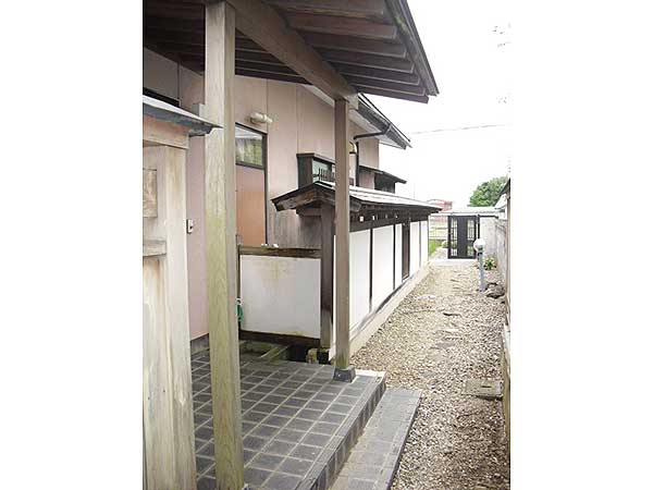 1980s wood house on a large plot in Iwate