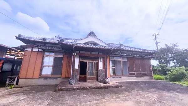 1980s wood house on a large plot in Miyazaki
