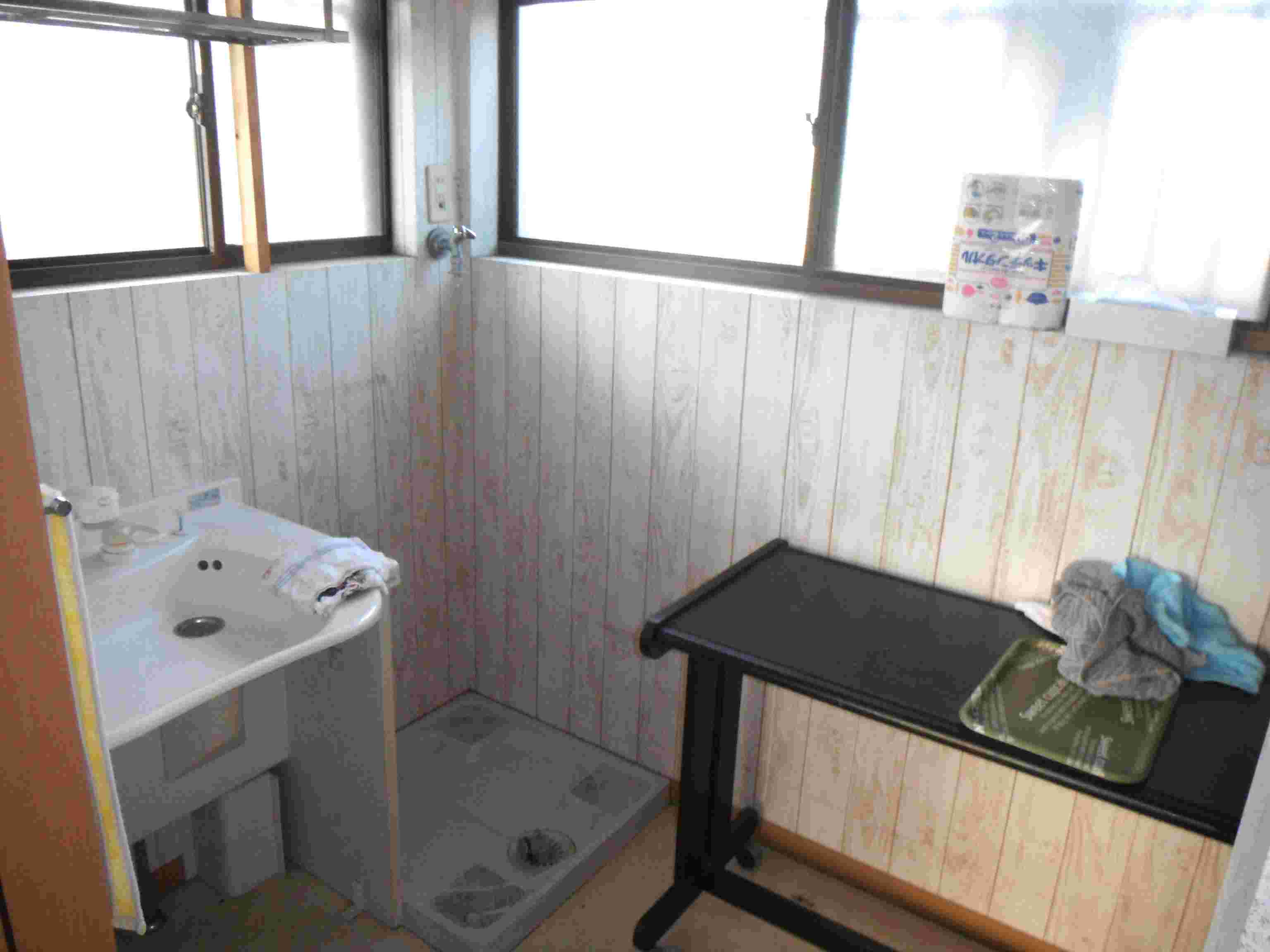 1970s wood house, 19-min walk to station, Ehime