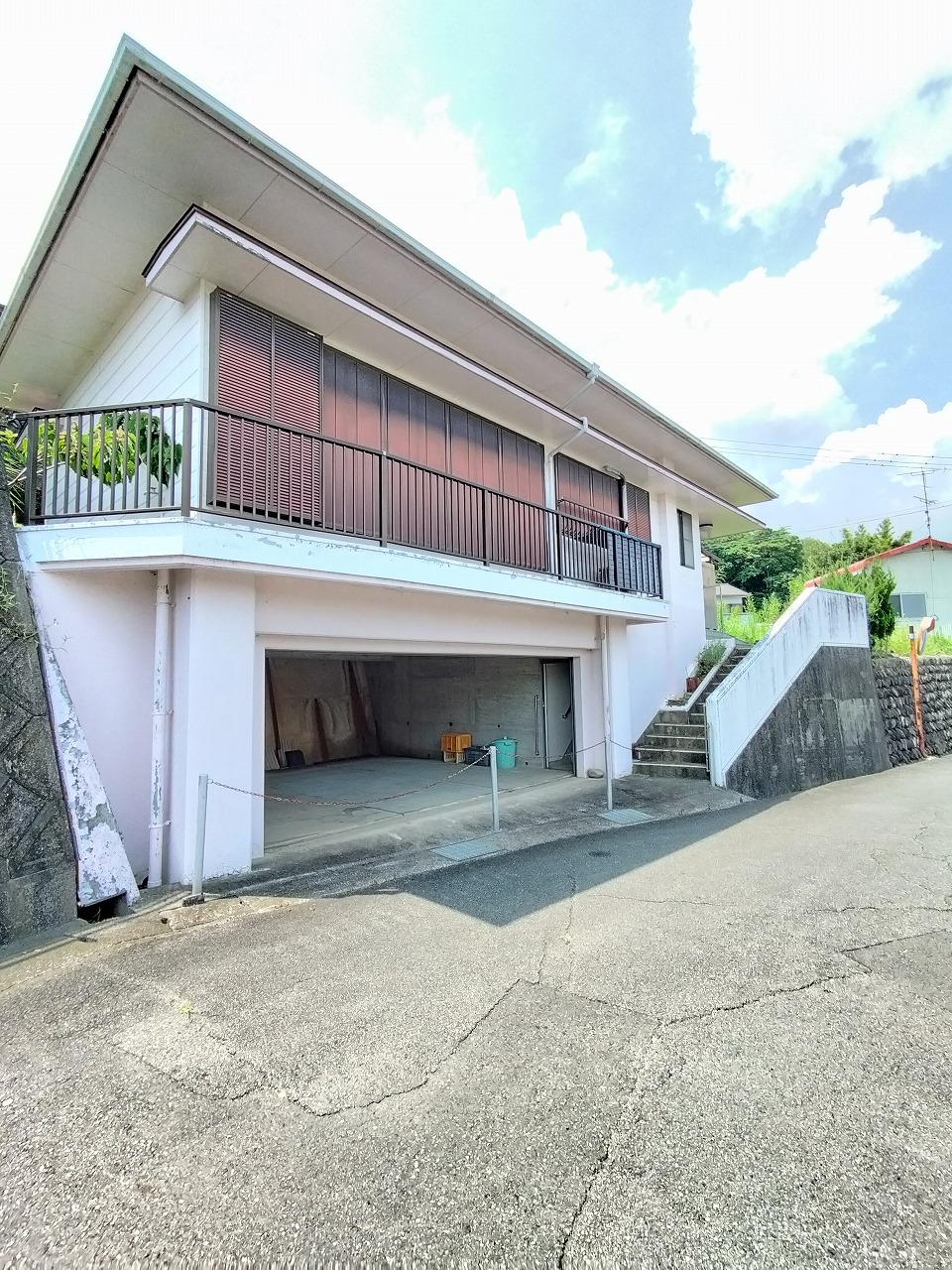 1990s house with storehouses in Ehime