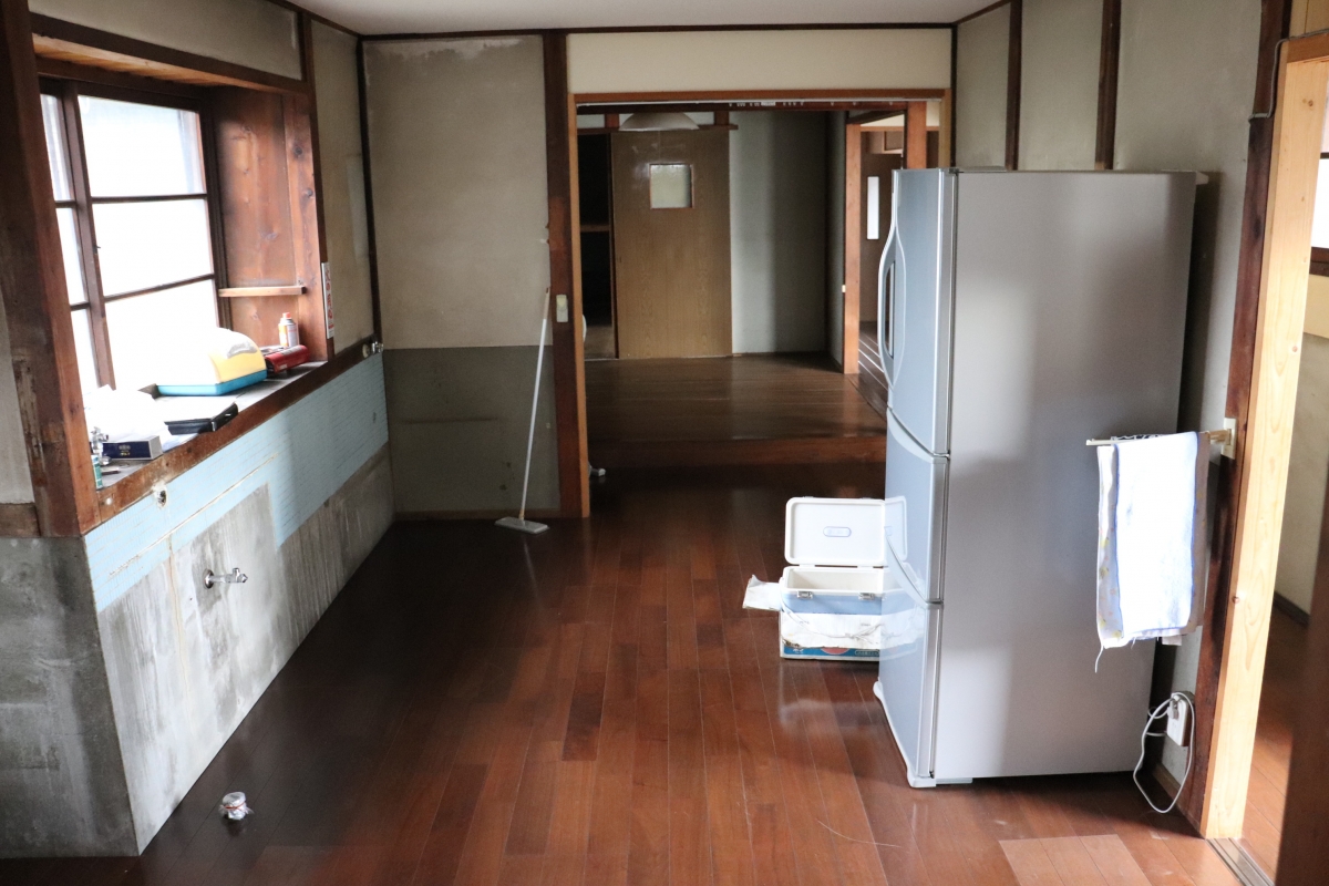 1960s wood house on a large plot in Gifu