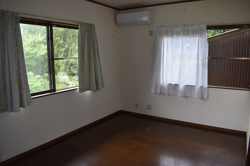 1980s wood house on a large plot in Tottori