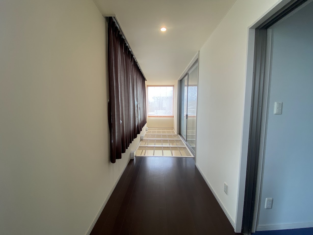 2000s concrete house, 8-min walk to station, Toyama