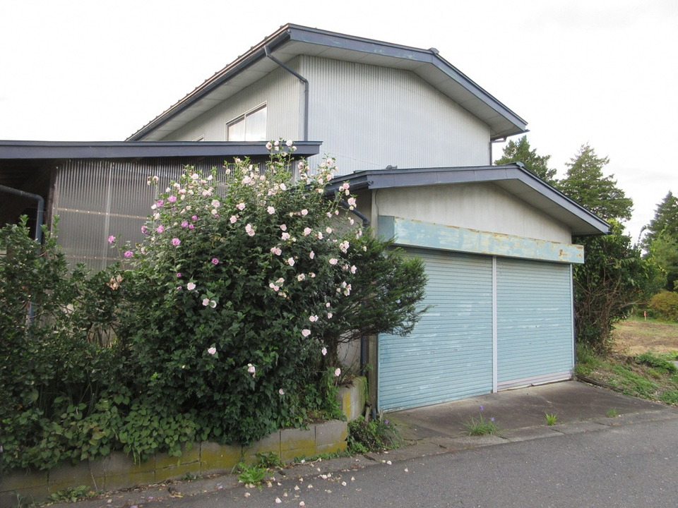 1950s wood house on a large plot in Iwate