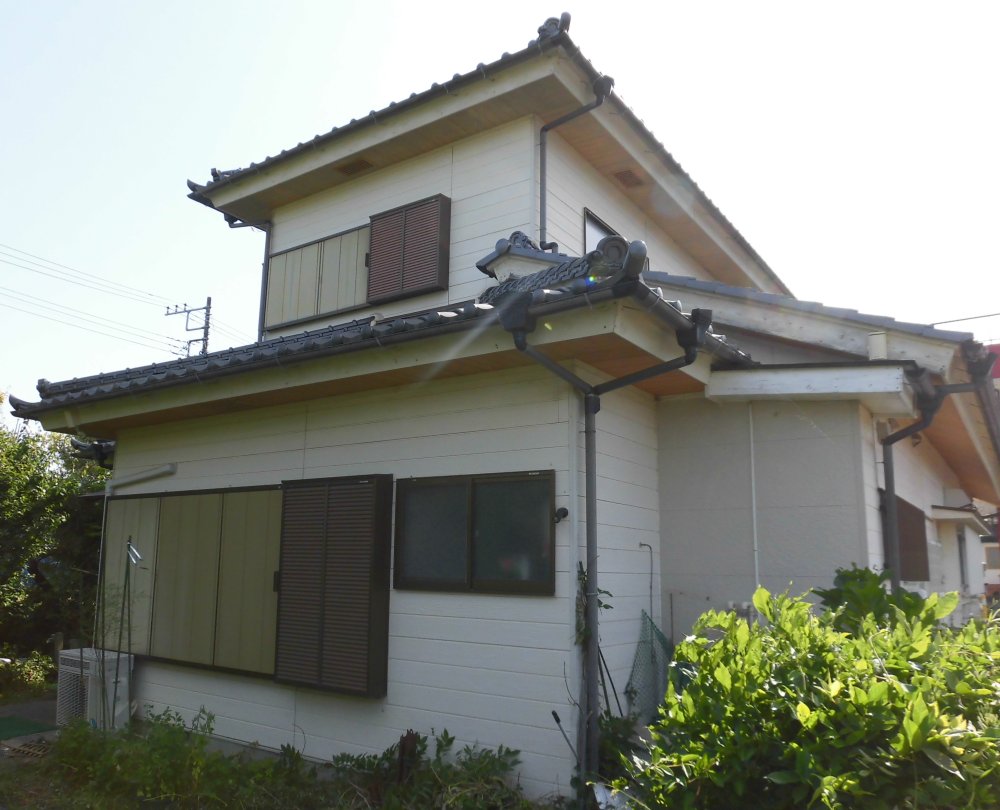 A 2-story house in a quiet residential neighborhood!