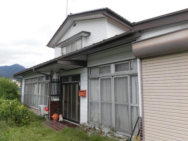 Property with good sunlight and a veranda