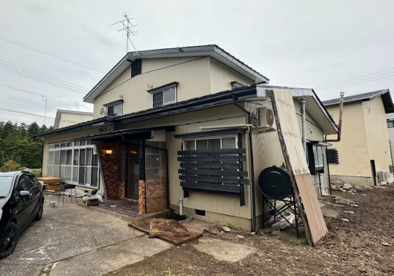 Detached house with custom loft and furnished items, ready for minshuku application