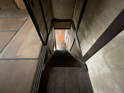 A compact shop-and-residence with remnants of the former tatami-mat framing shop