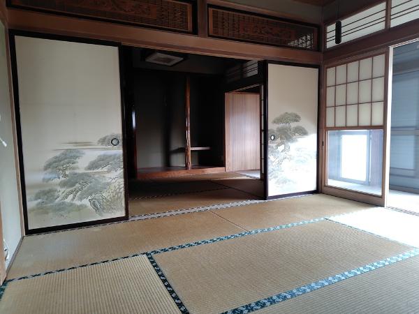 Compact single-story with detached building. Quiet residential area, convenient location near train line.