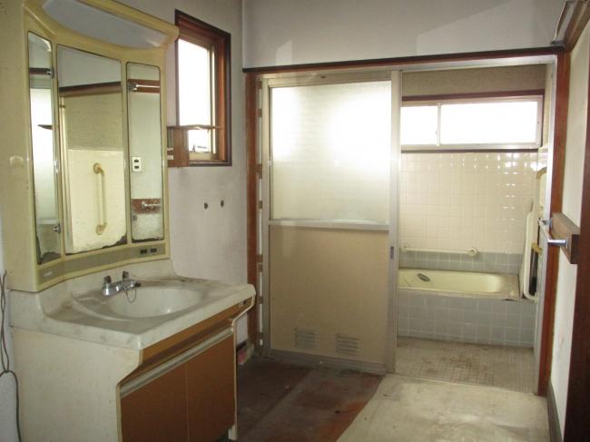 1970s wood house, 17-min walk to station, Okayama