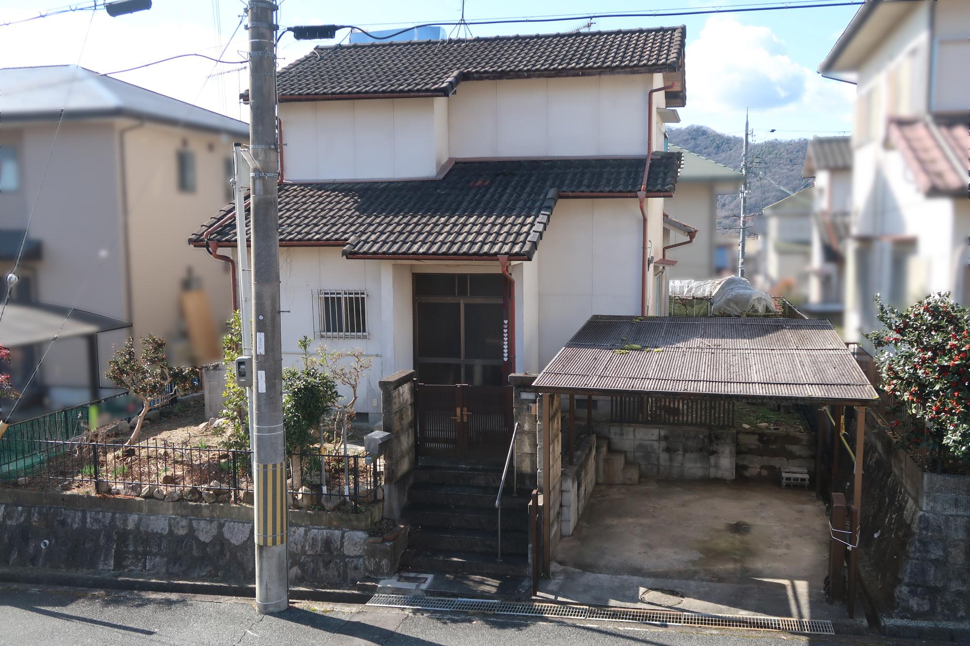 A-118 Compact Property on High Ground