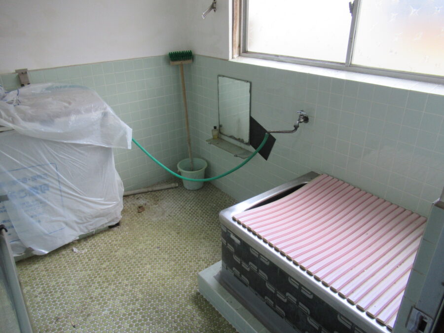 1970s wood house, 8-min walk to station, Aomori