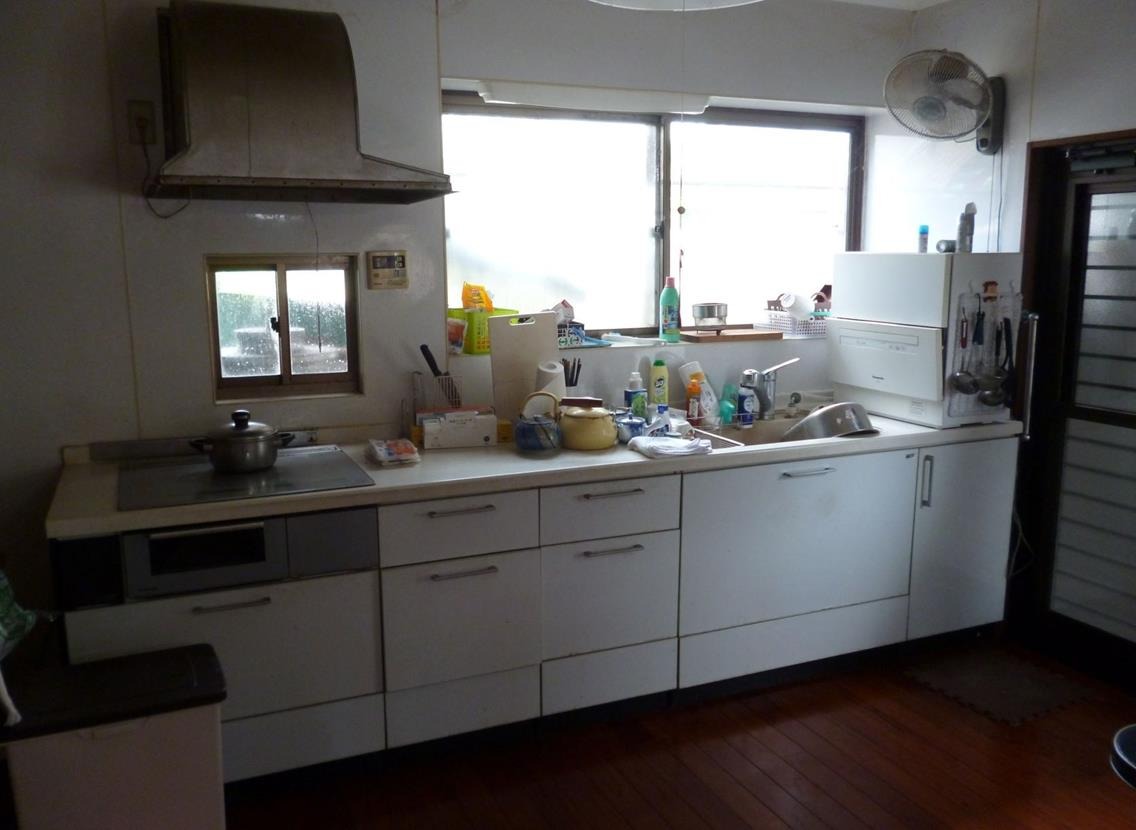 1980s concrete house, 14-min walk to station, Minato, Ichikikushikino