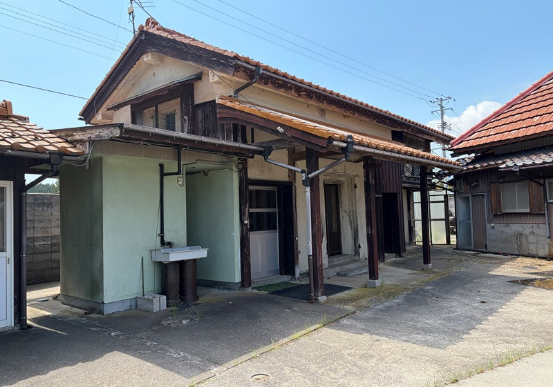 Wood house on a large plot in Niigata