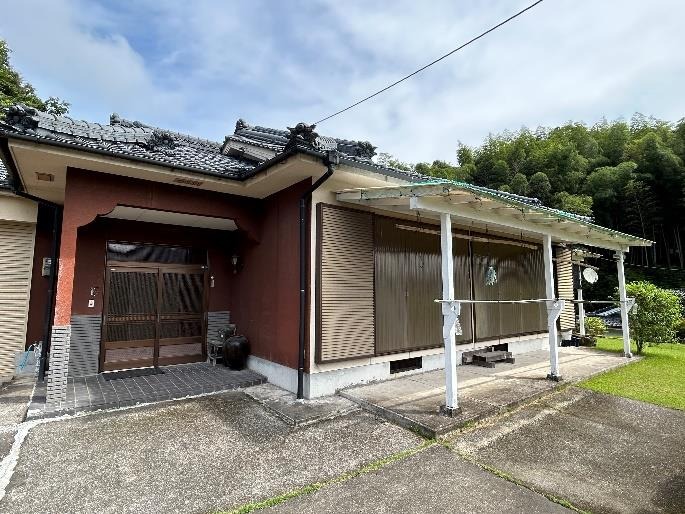 1980s wood house on a large plot in Nagano, Satsuma