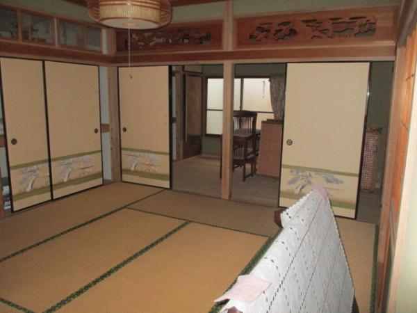 1980s wood house, 8-min walk to station, Ehime