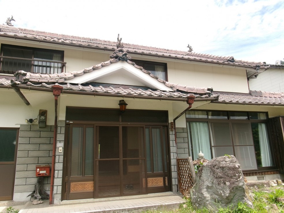 1970s wood house on a large plot in Oita