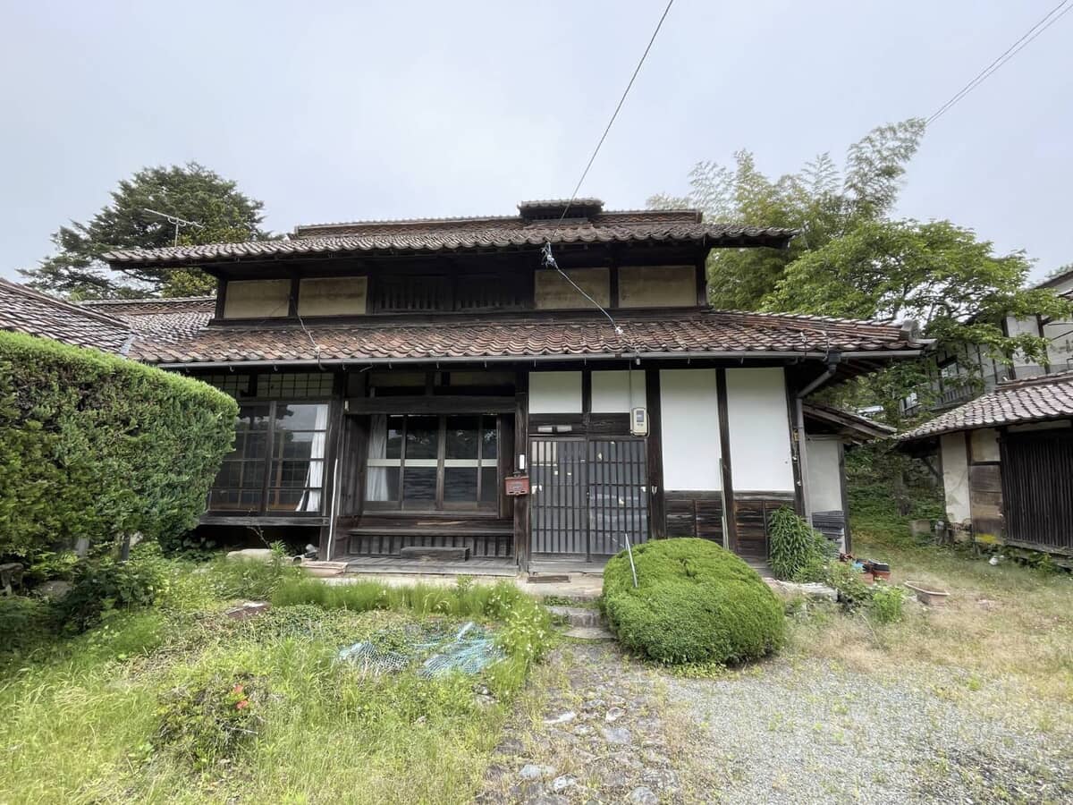 Wood house on a large plot in Hiroshima