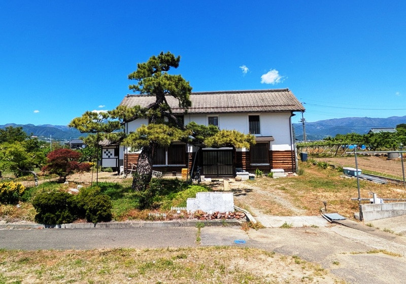 Wood house on a large plot in Yamanashi