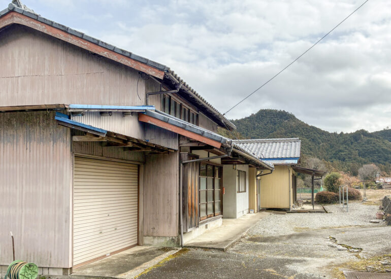 1960s wood house on a large plot in Matsusaka Kahada