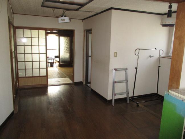 1970s wood house, 15-min walk to station, Okayama