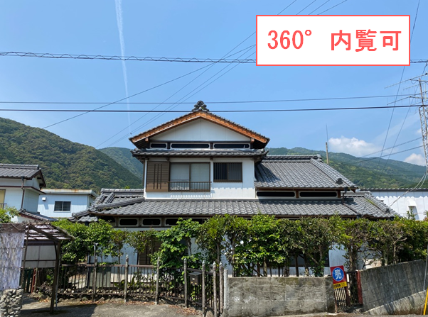 Good natural lighting! Convenient location near the station in town, with good accessibility. Recommended for families!