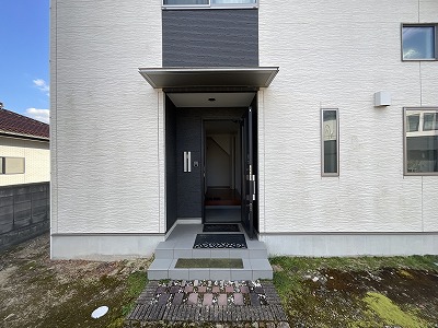 Very new building at 9 years old! Excellent location with convenient access!