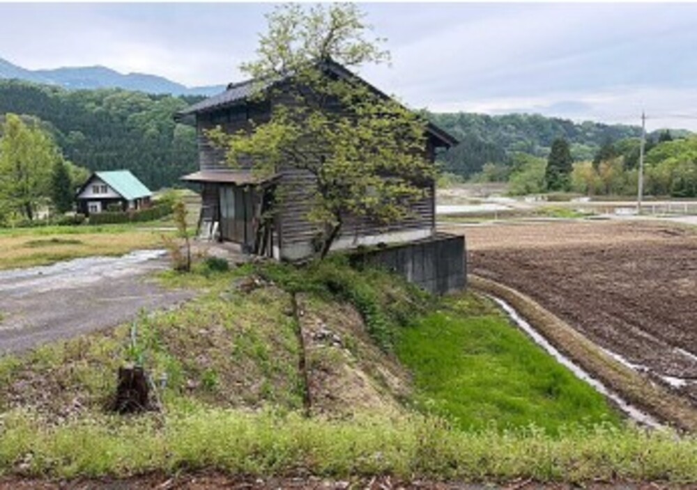 1960s wood house on a large plot in Toyama