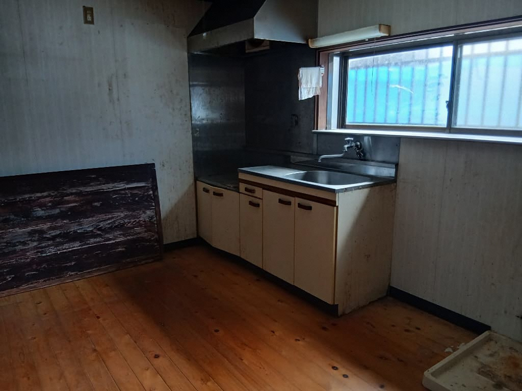 1980s wood house on a large plot in Nagasaki