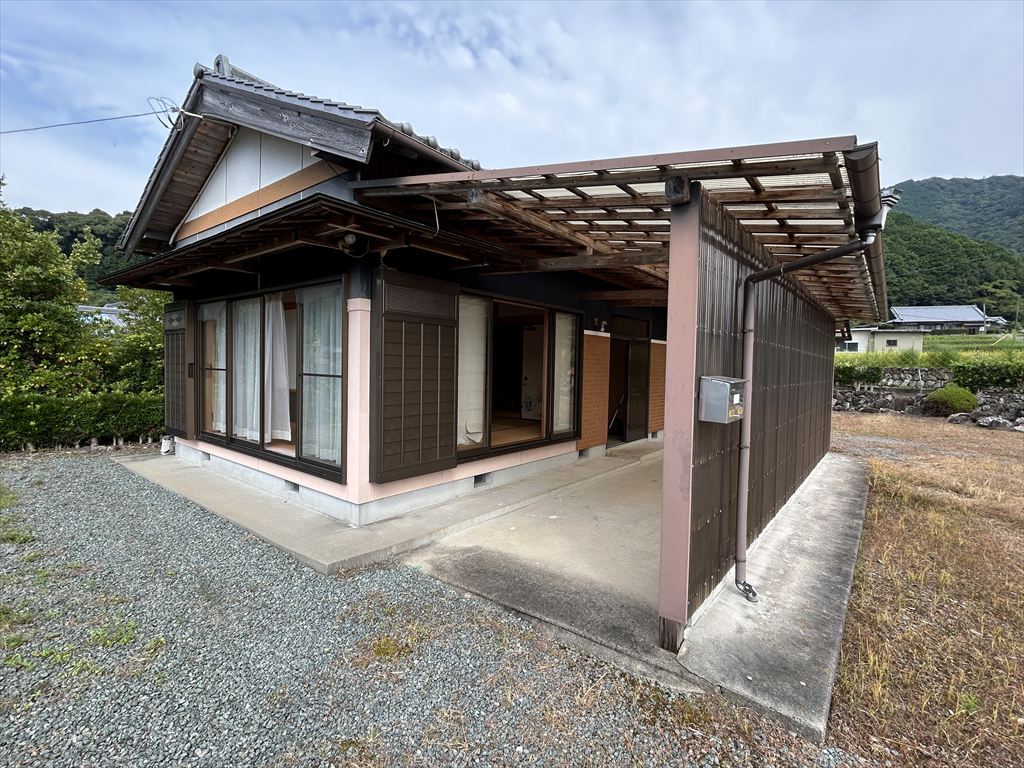 Wood house on a large plot in Mie