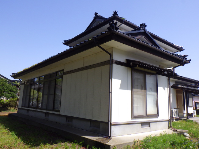 1990s wood house on a large plot in Yamagata