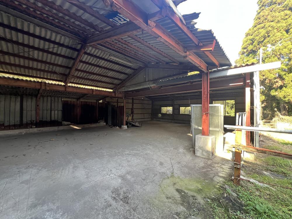 1990s steel-frame house with outbuildings in Aira, Kanoya
