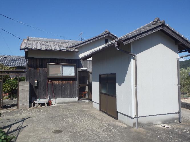 2000s wood house with outbuildings in Kagawa