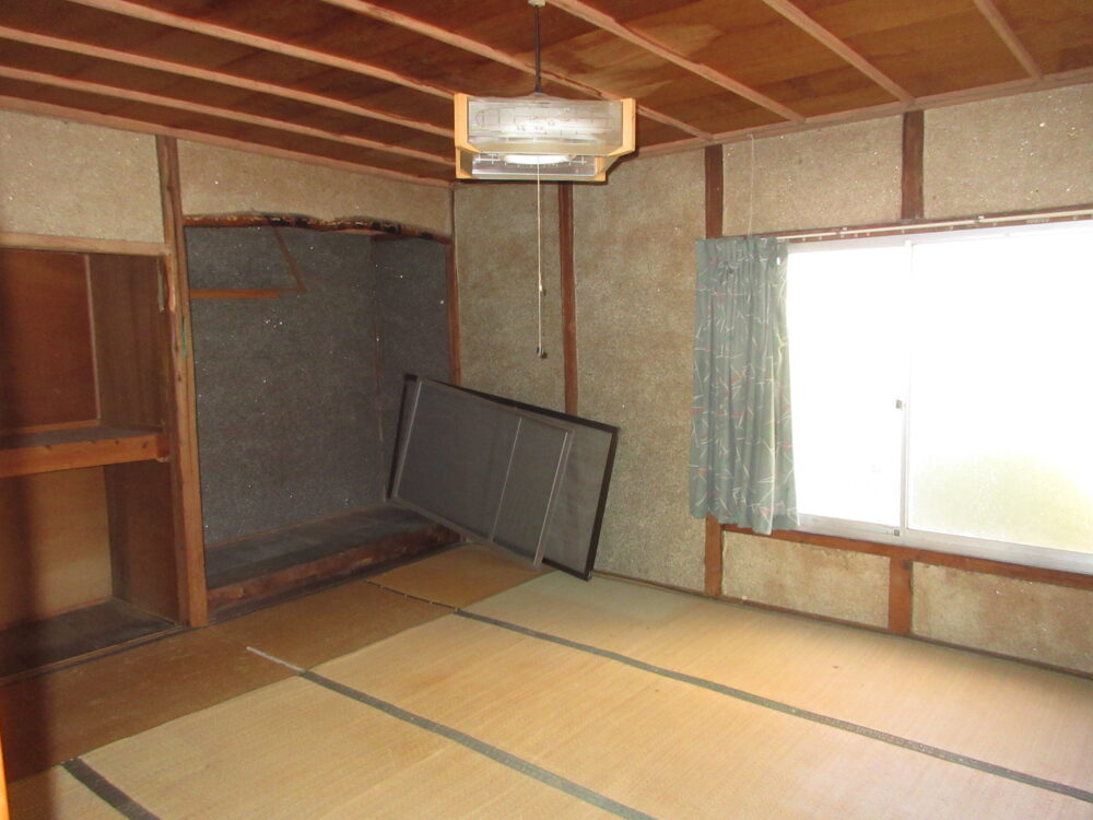 1940s wood house on a large plot in Iwate