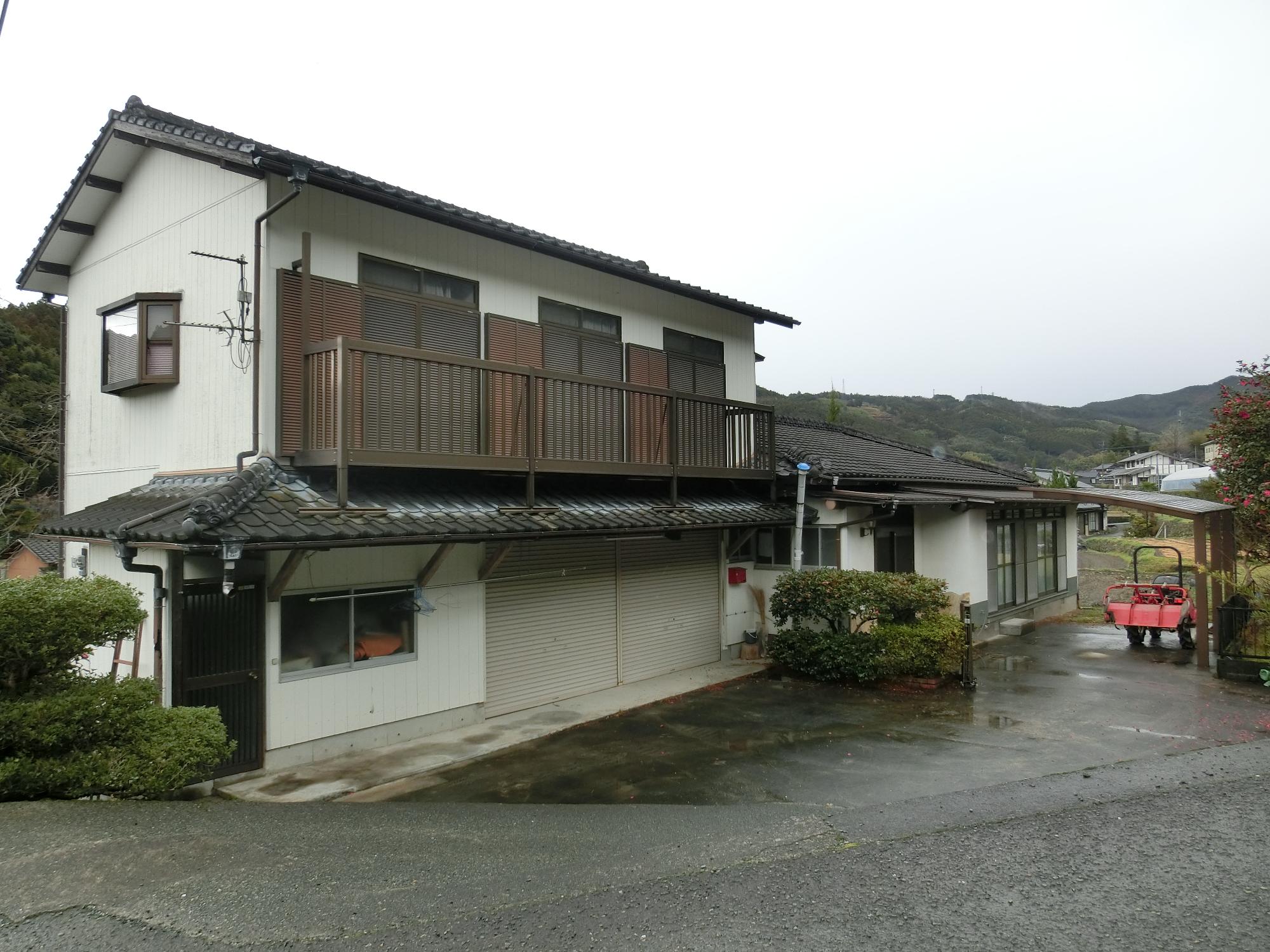 1970s wood house on a large plot in Fukuoka