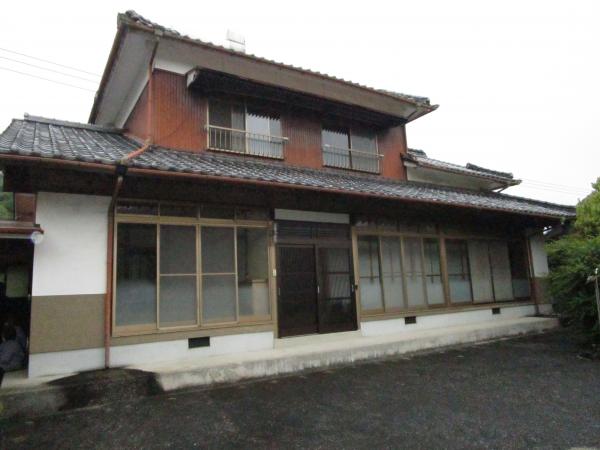 1970s wood house with storehouses in Oita