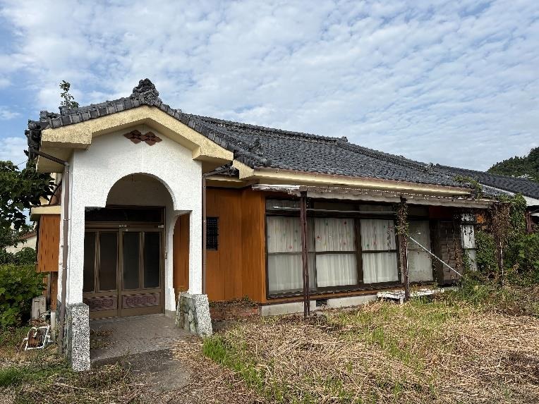 1970s wood house near the coast in Shiromoto, Kinko