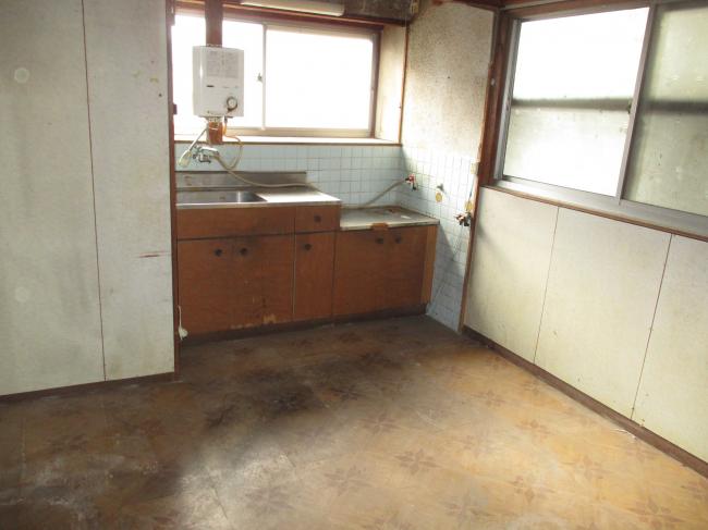 1970s wood house, 17-min walk to station, Okayama