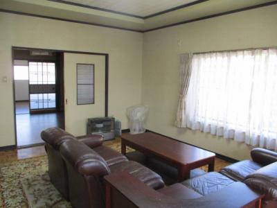 Excellent condition traditional-style home near supermarket, daycare, and schools!
