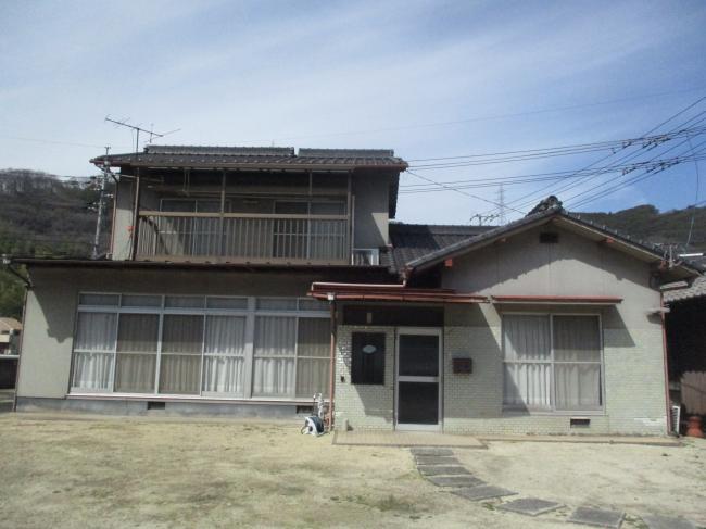 1970s wood house on a large plot in Okayama